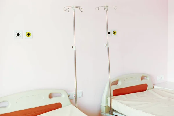 Nahaufnahme Von Zwei Masten Neben Krankenhausbetten — Stockfoto