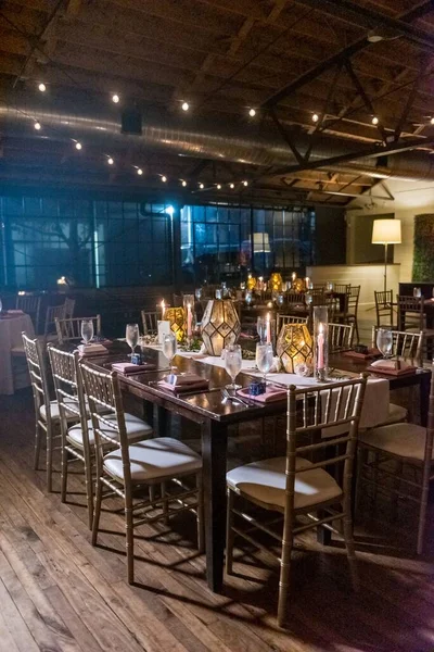 一张垂直的高角度的照片 上面是一桌漂亮的餐桌 在婚礼大厅里点着蜡烛 — 图库照片