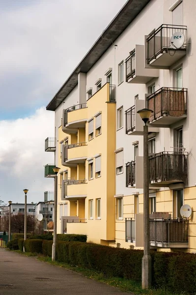 Poznan Polonia 2020 Edificio Apartamentos Con Cuatro Plantas Balcones Distrito —  Fotos de Stock