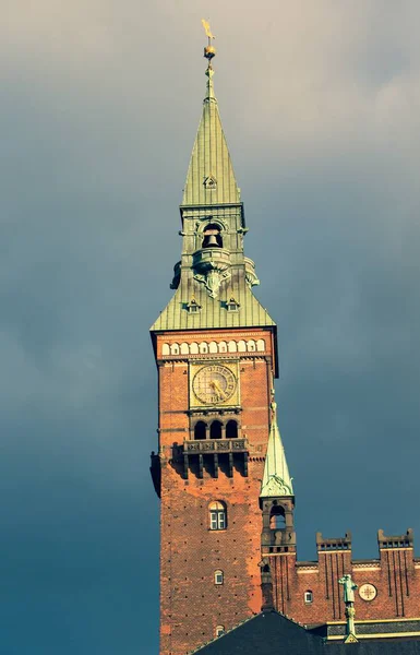 Nízký Vertikální Záběr Věže Radnice Kodani — Stock fotografie