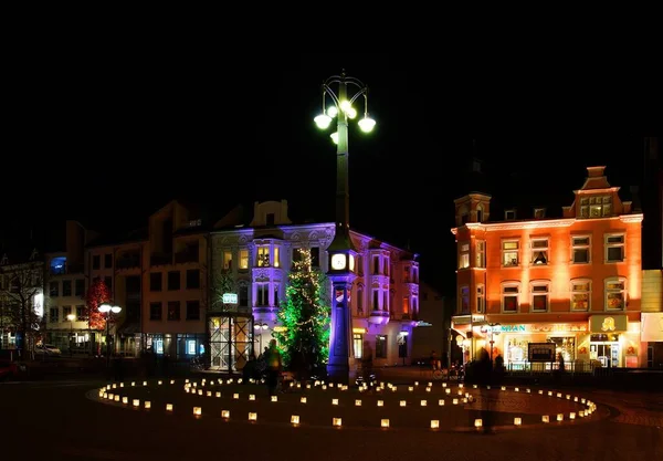 Verschillende Lichten Schijnen Gebouwen Van Een Stad Nachts — Stockfoto