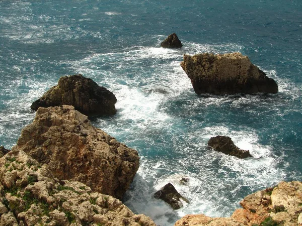 Una Vista Alto Angolo Rocce Circondate Dal Mare Ondulato Sotto — Foto Stock