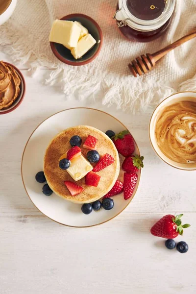 Coup Tête Crêpes Tofu Végétalien Avec Des Fruits Sur Une — Photo