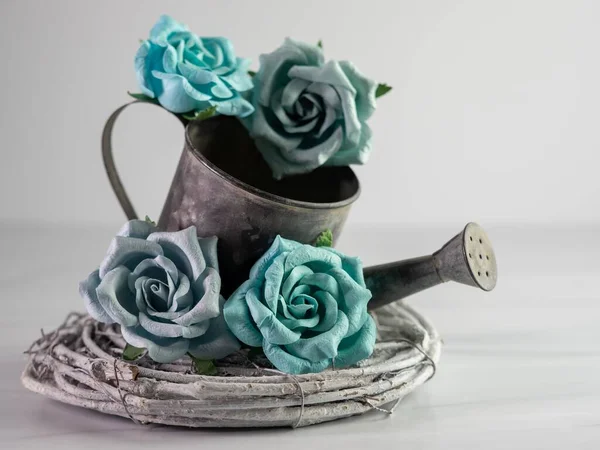 在灰色模糊的背景下 用蓝色玫瑰装饰的老式银色水壶的特写 — 图库照片