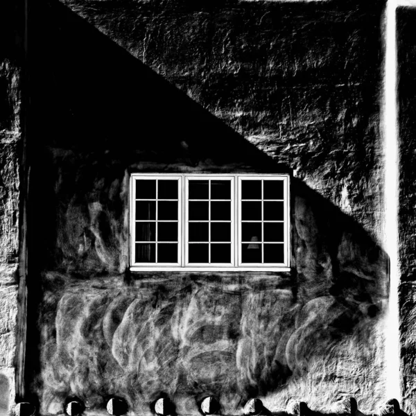 Eine Graustufen Nahaufnahme Eines Weißen Fensters Einer Alten Wand Tageslicht — Stockfoto