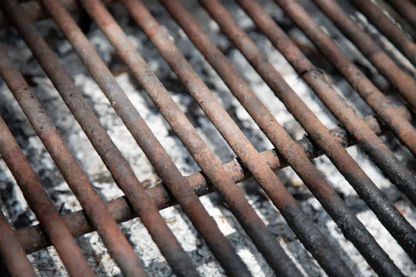 Primer Plano Una Barbacoa Metal Oxidado Parrilla Sobre Las Cenizas —  Fotos de Stock