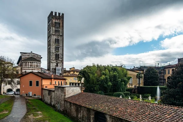 位于意大利托斯卡纳的卢卡河 塔楼为圣弗雷迪亚诺大教堂的钟楼 右边是帕范纳宫的花园 — 图库照片