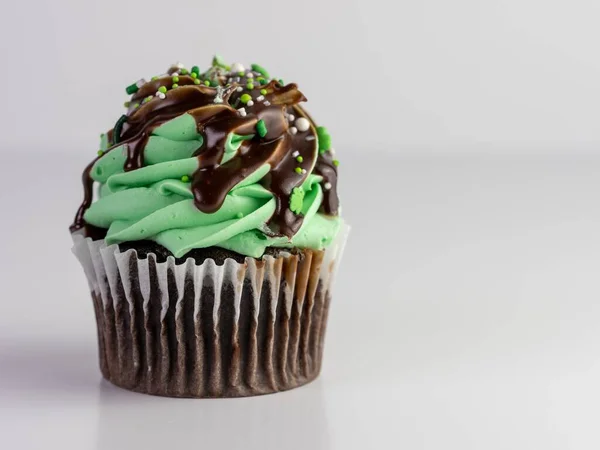 Gros Plan Délicieux Cupcake Chocolat Avec Crème Verte Menthe Sur — Photo