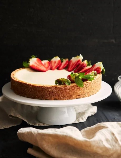 Gros Plan Vertical Cheesecake Aux Fraises Sur Une Assiette Blanche — Photo