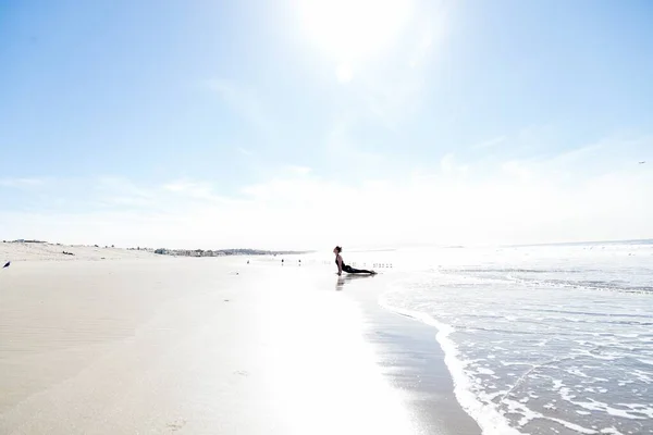 Una Mujer Haciendo Yoga Orilla Playa Durante Día —  Fotos de Stock