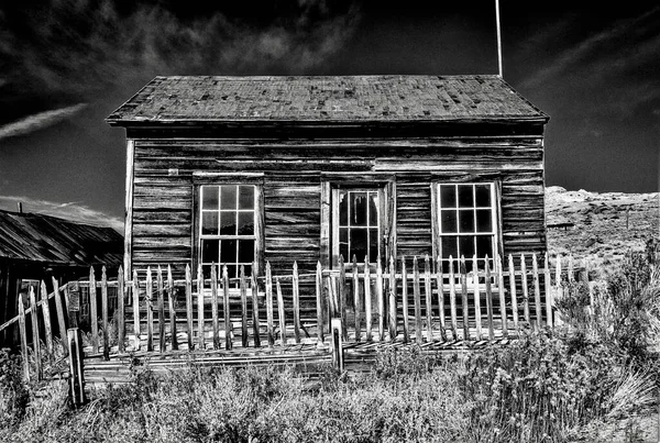 加利福尼亚州博迪州历史公园一座废弃的木制房屋的灰度照片 — 图库照片