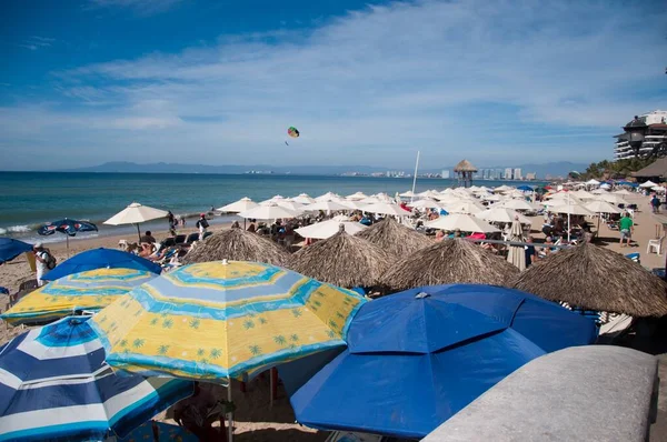 Puerto Vallarta México Janeiro 2012 Uma Praia Popular Lotada Famílias — Fotografia de Stock