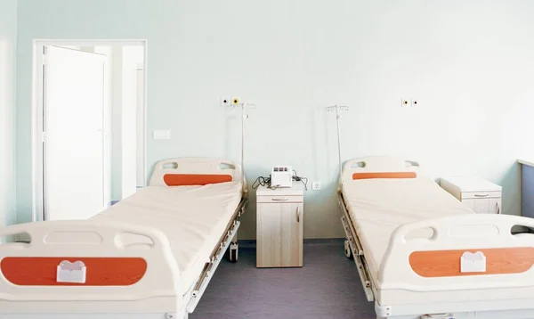 Krankenhausbetten Gegen Die Wand Andere Medizinische Geräte Einem Krankenhauszimmer — Stockfoto