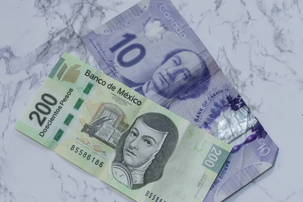 Close 200 Pesos Dólares Canadenses Mesa Sob Luzes — Fotografia de Stock