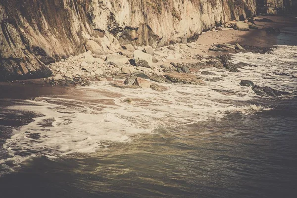 Deniz Kıyısında Güzel Bir Deniz Dalgası Kaya Görüntüsü — Stok fotoğraf