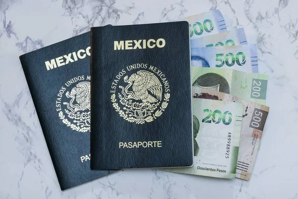 Uma Vista Alto Ângulo Dois Passaportes Mexicanos Pesos Mesa Sob — Fotografia de Stock
