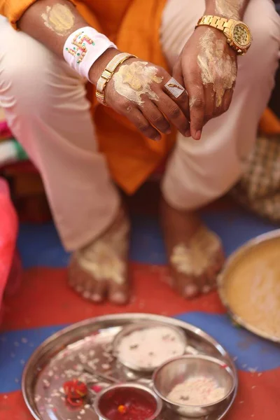 Pionowe Zbliżenie Rąk Osoby Farbą Nich Podczas Indyjskiej Ceremonii Ślubnej — Zdjęcie stockowe
