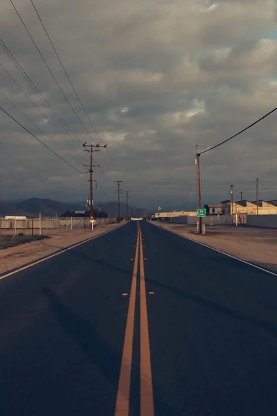 Disparo Vertical Una Carretera Bajo Luz Del Sol Cielo Nublado — Foto de Stock