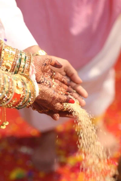 Вертикальный Снимок Пары Падающих Зерен Пол Огнями Время Индийской Свадьбы — стоковое фото