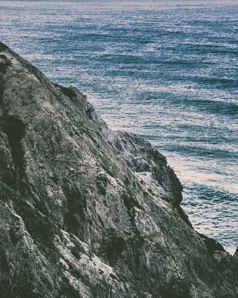 海岸の大きな岩の垂直ショット — ストック写真