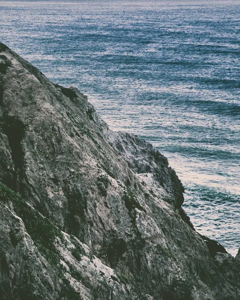 Disparo Vertical Grandes Rocas Orilla Del Mar — Foto de Stock