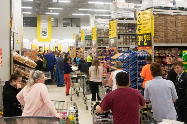 克里斯琴奇 纽西兰 2020年3月23日 在新西兰克赖斯特彻奇的白恩萨 霍恩比 Pak Hornby 封锁实施前 人们在超级市场囤积货物 — 图库照片