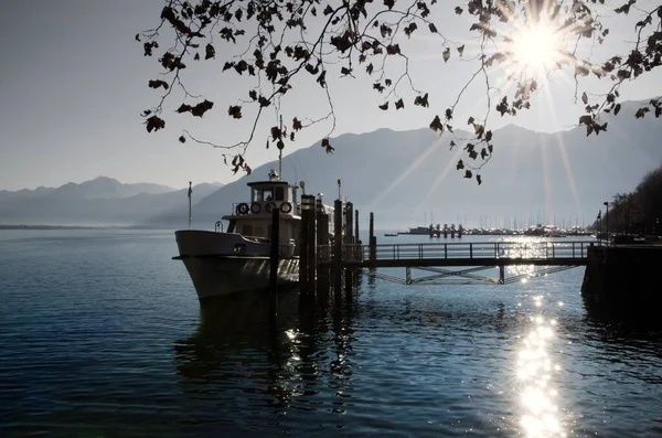 Rybářská Loď Alpském Jezeře Krásnými Slunečními Paprsky Švýcarsku — Stock fotografie