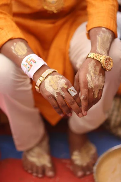 Vertikal Närbild Händerna Person Med Färg Dem Indisk Bröllopsceremoni — Stockfoto