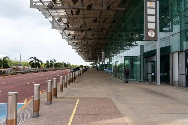 シンガポール シンガポール 2020年3月30日 シンガポール 2020年3月30日 チャンギ空港ターミナルの外午後3時半 ほとんどの人がいない — ストック写真
