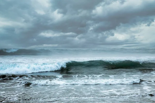 Een Prachtige Opname Van Grote Golven Oceaan Met Een Bewolkte — Stockfoto