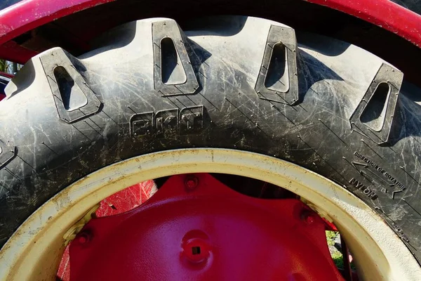 Tiro Close Uma Bela Roda Trator Vermelho — Fotografia de Stock