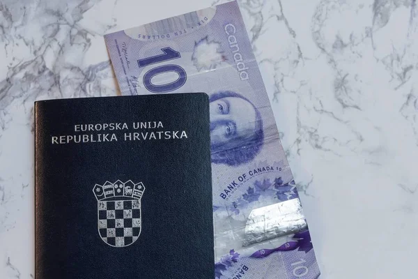 Primo Piano Alto Angolo Dollari Canadesi Passaporto Croato Sul Tavolo — Foto Stock