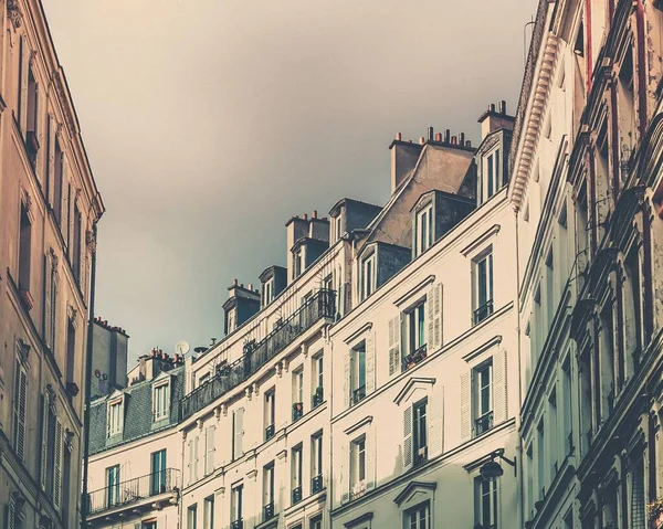 Χαμηλή Γωνία Μια Όμορφη Πολυκατοικία Στο Παρίσι Γαλλία — Φωτογραφία Αρχείου