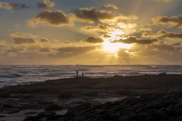 Een Prachtige Zonsondergang Een Strand Met Mensen — Stockfoto