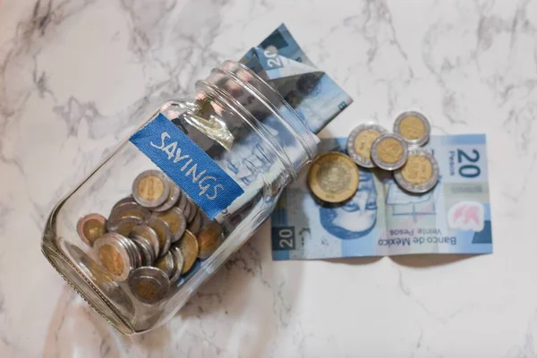 Una Vista Alto Angolo Pesos Monete Barattolo Con Adesivo Blu — Foto Stock