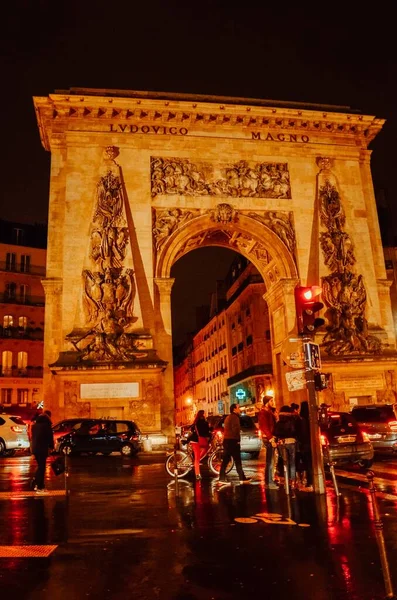 フランス 2020年4月4日 夜のライトの間に建物とパリの通り — ストック写真