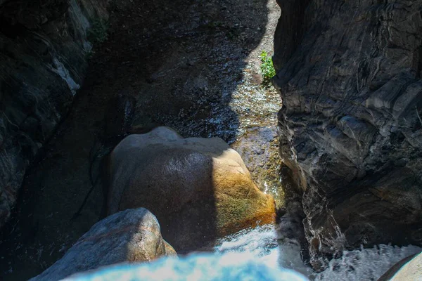 Sol Brillando Través Las Grietas Del Acantilado Sobre Agua —  Fotos de Stock