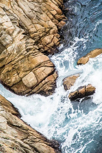 海波拍打岩石的空中镜头 — 图库照片