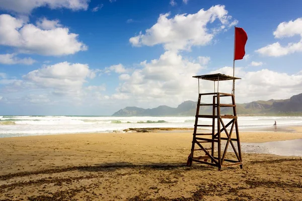 マヨルカ島の赤い旗を持つビーチライフガード席の美しいショット — ストック写真