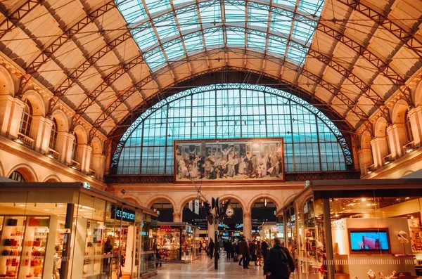 Parijs Frankrijk Apr 2020 Mensen Die Een Metrostation Parijs Lopen — Stockfoto