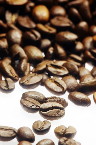 Dużo Rozlanej Palonej Ziarna Kawy — Zdjęcie stockowe