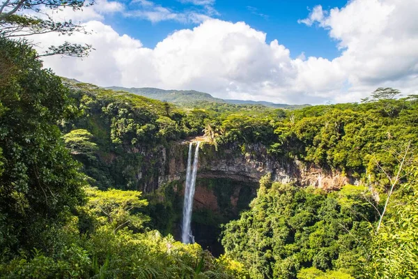Piękna Sceneria Chamarel Wodospad Mauritiusie Pod Zachmurzonym Niebem — Zdjęcie stockowe