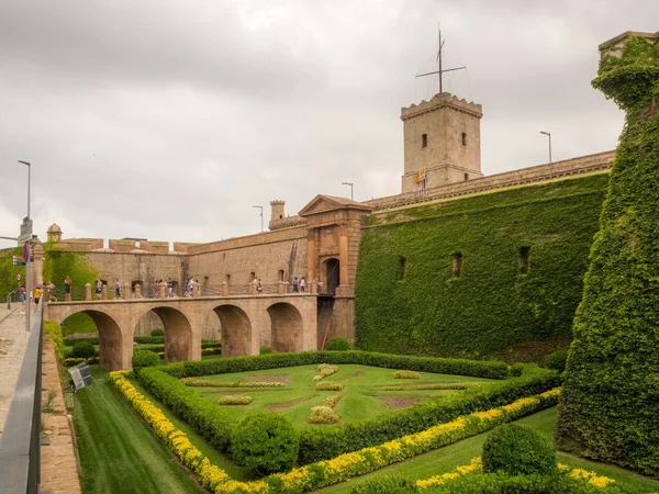 Barcelona Španělsko Srpna 2018 Zelený Dvůr Starobylé Opevnění Hrad Montjuic — Stock fotografie