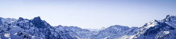 Een Prachtige Panoramische Opname Van Besneeuwde Bergketens Onder Een Helderblauwe — Stockfoto