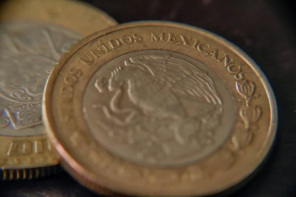 Cierre Las Monedas Peso Sobre Mesa Bajo Las Luces Con — Foto de Stock