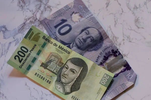 Närbild 200 Pesos Och Kanadensiska Dollar Bordet Ljuset — Stockfoto