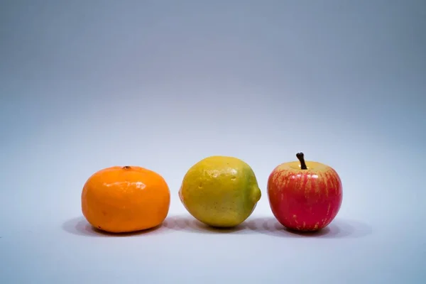 Eine Orange Eine Zitrone Und Ein Apfel Auf Hellgrauem Hintergrund — Stockfoto