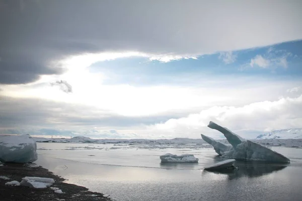 Gyönyörű Kilátás Nyílik Partra Hóval Jéggel Borítva Izlandon — Stock Fotó