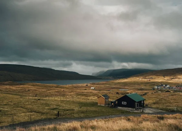 Shot Capturing Beautiful Nature Faroe Islands Lake Mountains Fields — Stock Photo, Image