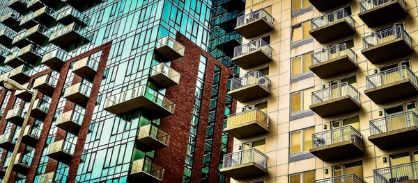 Una Vista Increíble Centro Ciudad Con Edificios Parcialmente Cubiertos Vidrio — Foto de Stock